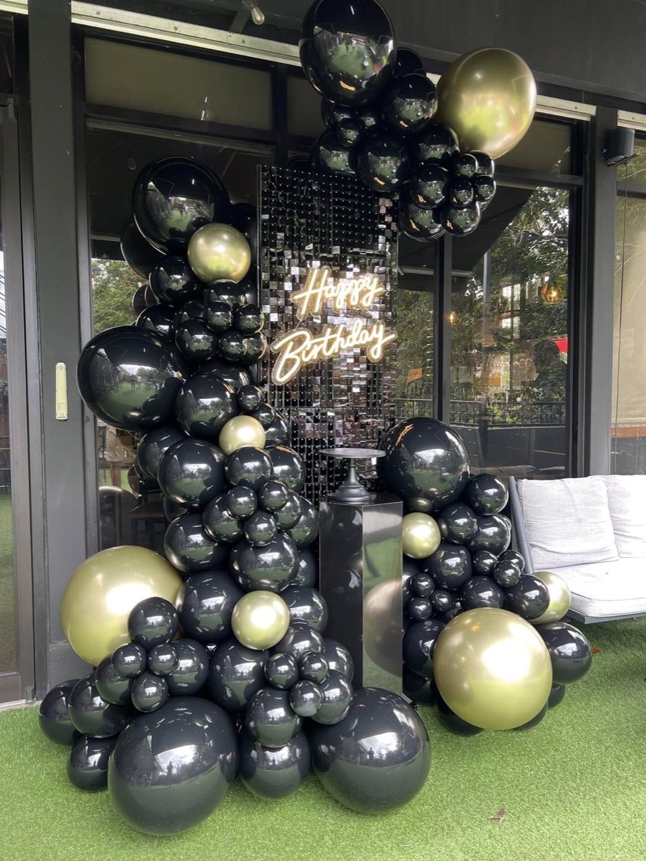 Decoración de cumpleaños negro y dorado
