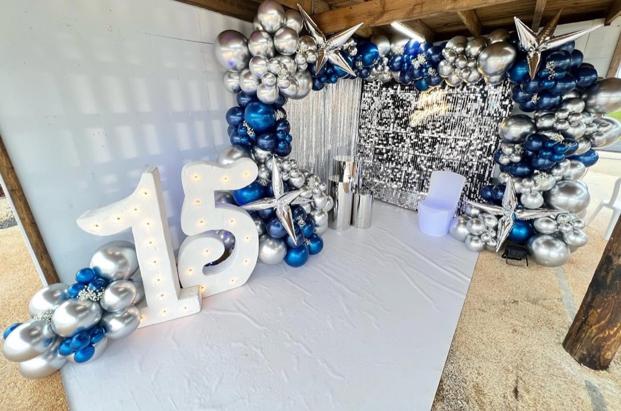 Decoración de quinceañero azul y plata