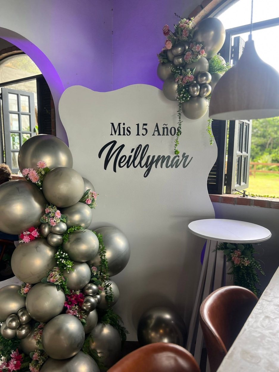 Decoración de quinceañero plata con flores